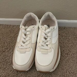 Cushionaire Score White Sneakers W9